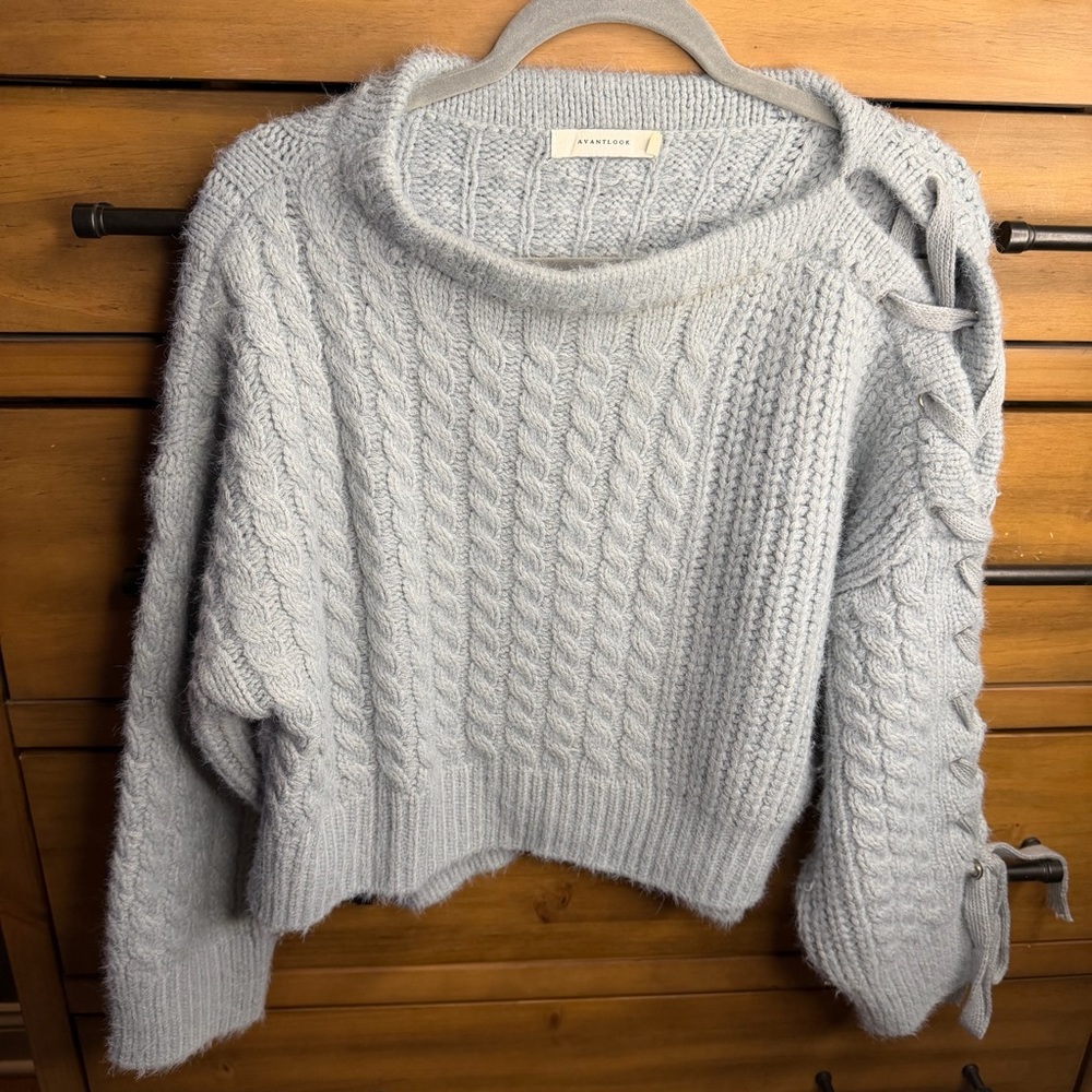 Avantlook Light Blue Cable Knit Sweater with woven sleeve detail size M